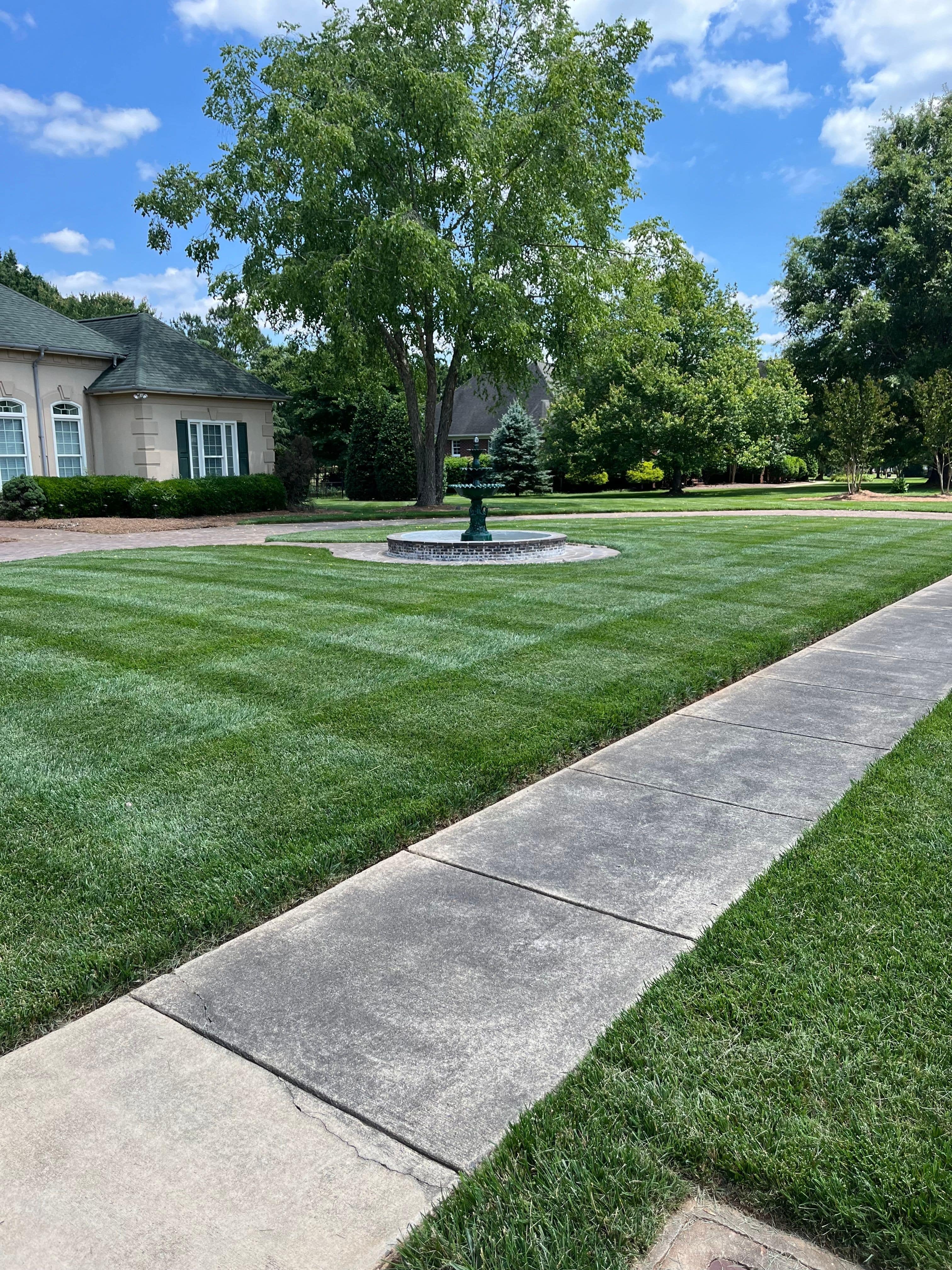 Residential lawn care services in Harrisburg NC